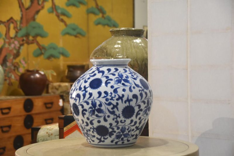 Blue and White Japanese Porcelain Vase Width:280mm - Image 10