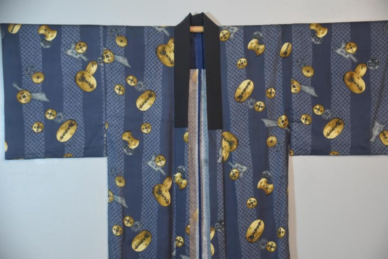 Light Wool Man's Kimono with Coin Notes Design - Image 5