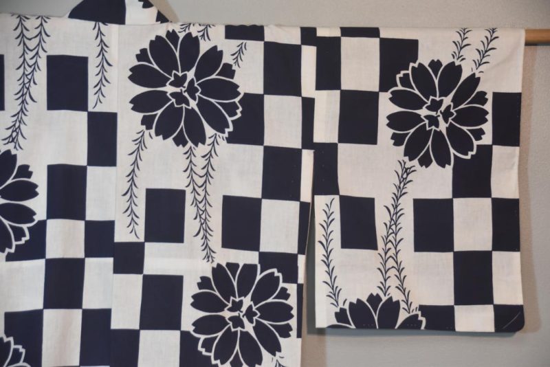 White and Blue Vintage Japanese Cotton Yukata - Image 5