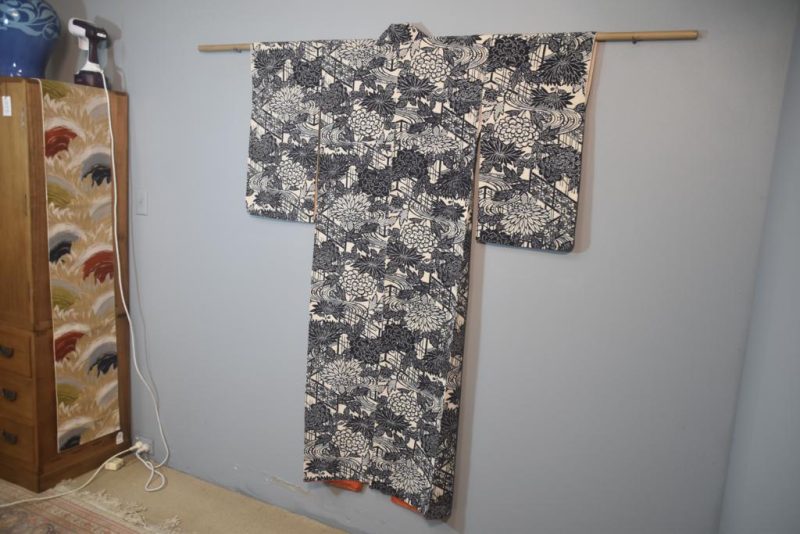Stunning Black and White Vintage Silk Japanese Kimono - Image 4