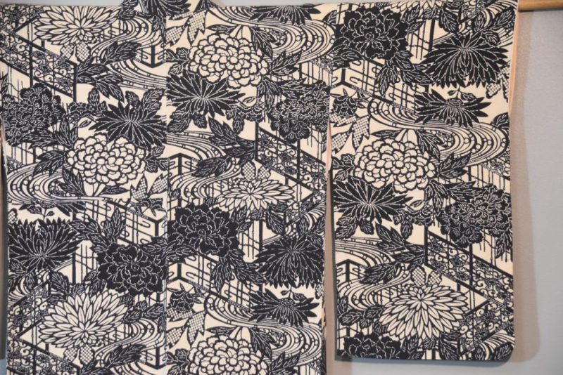 Stunning Black and White Vintage Silk Japanese Kimono - Image 2