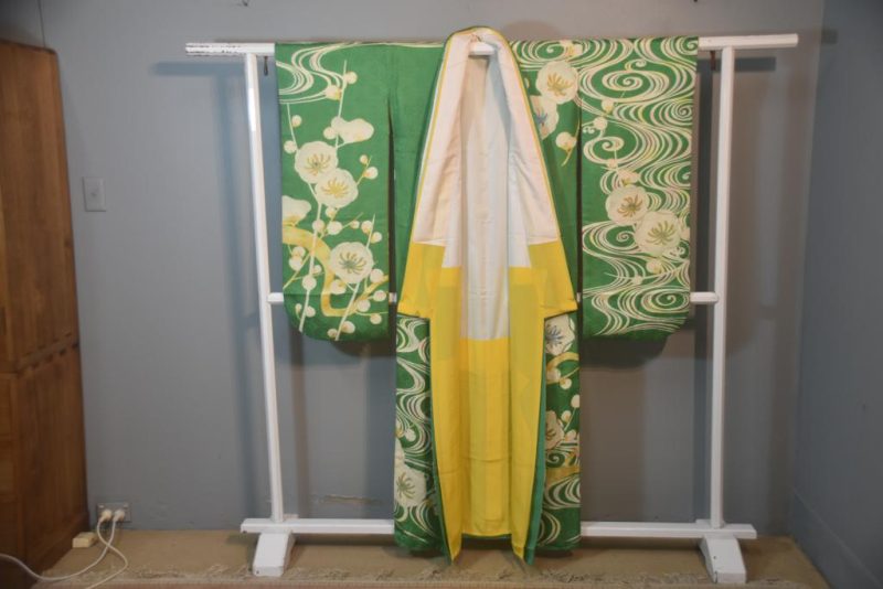 Japanese Silk Vintage Furisode Kimono in Green and Yellow - Image 5