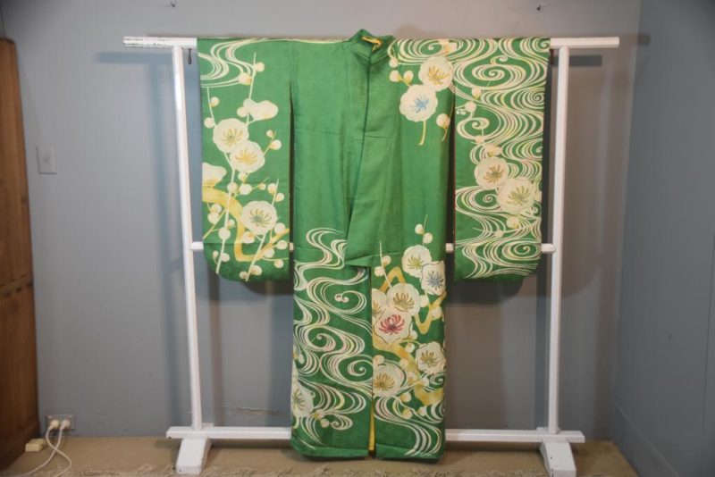 Japanese Silk Vintage Furisode Kimono in Green and Yellow - Image 3