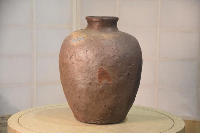 A Bizen Pottery Urn Height:350mm
