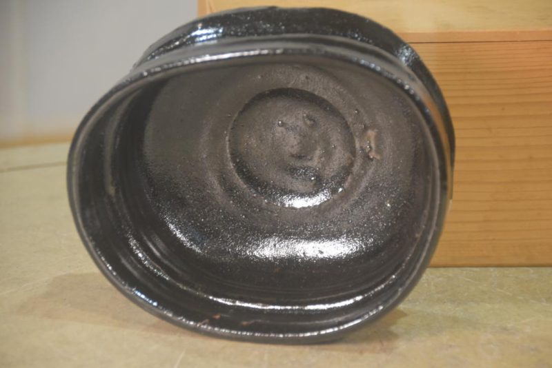 Black Oribe Tea Bowl in a Wooden box Width:168mm - Image 6