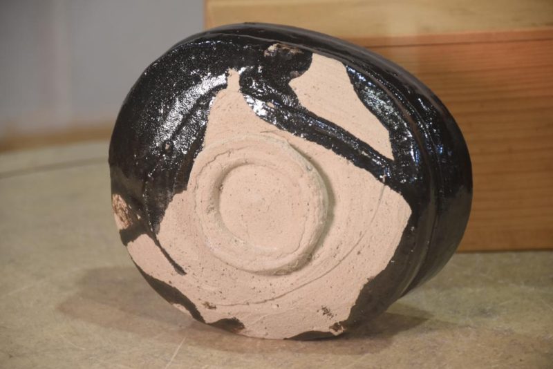 Black Oribe Tea Bowl in a Wooden box Width:168mm - Image 4