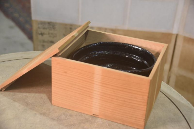 Black Oribe Tea Bowl in a Wooden box Width:168mm - Image 3