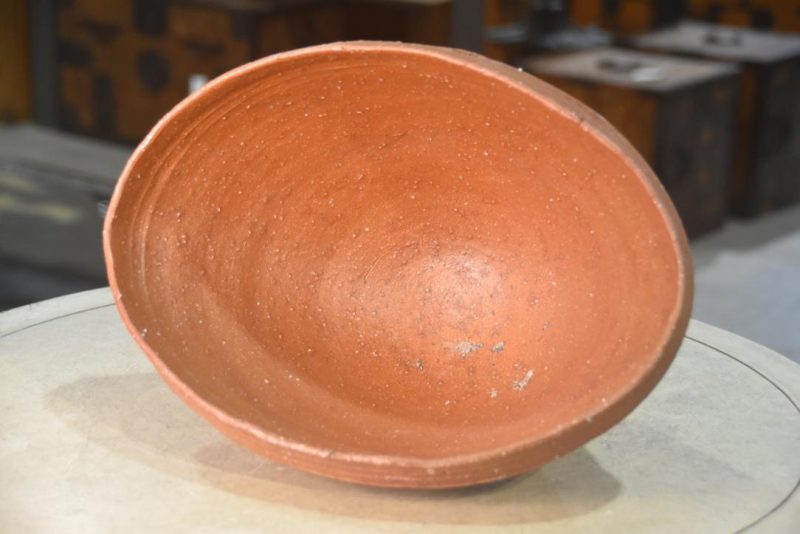 Bizen Pottery Bowl in a signed box Width:345mm - Image 4