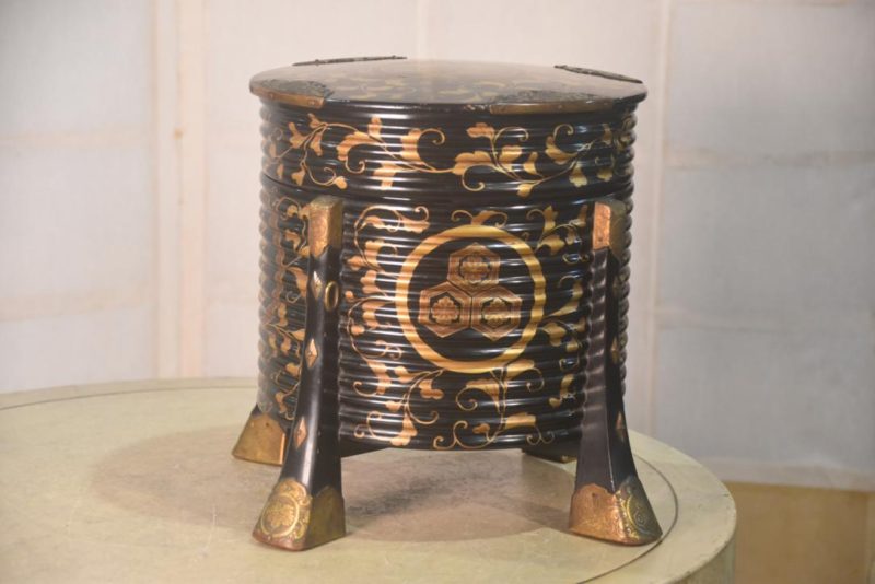 Maki-E Lacquered Hokkai with  Gilded Copper Hardware Height:265mm
