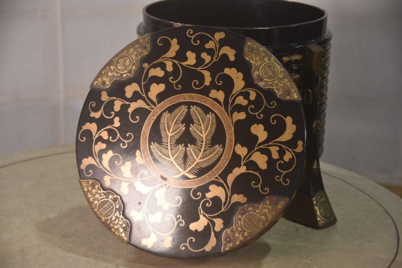 Maki-E Lacquered Hokkai with  Gilded Copper Hardware Height:265mm - Image 7