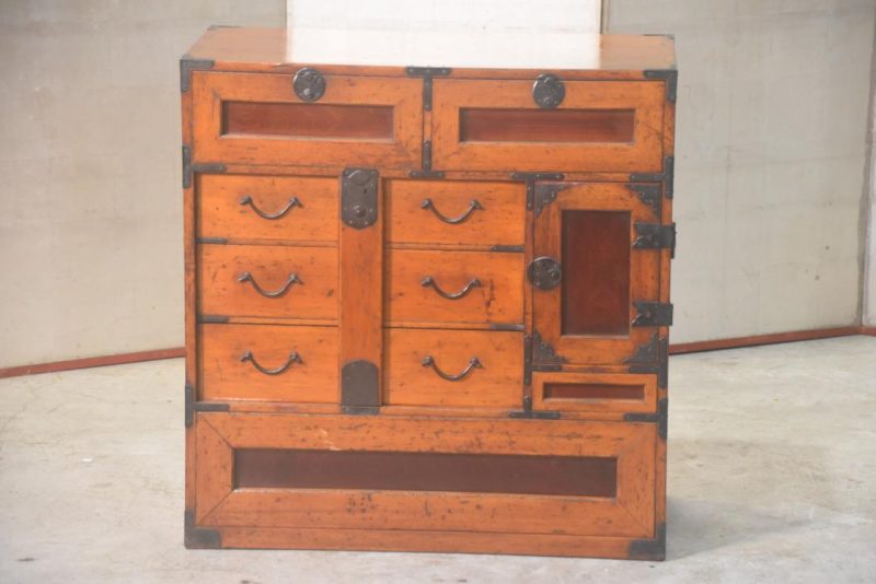 Kodansu Small Lacquered Chest Width:730mm - Image 11
