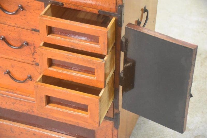 Kodansu Small Lacquered Chest Width:730mm - Image 7