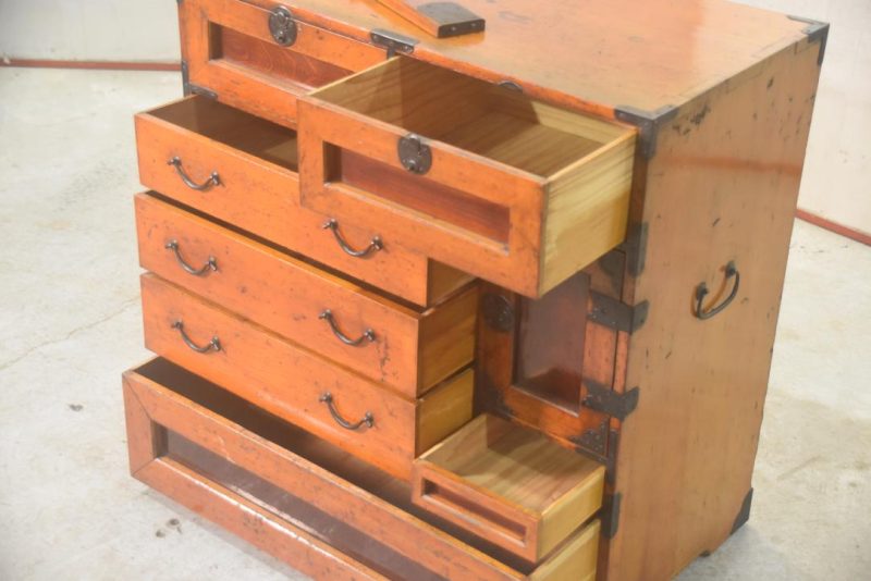 Kodansu Small Lacquered Chest Width:730mm - Image 4