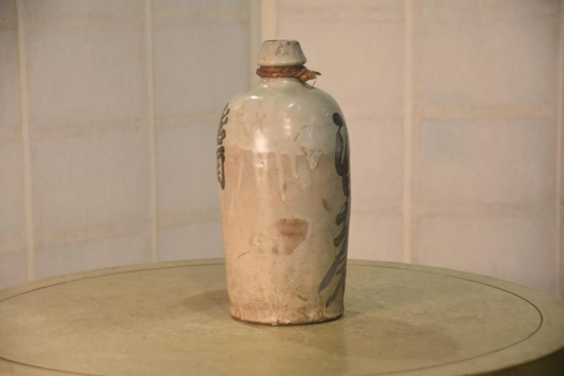 Shigaraki Pottery Tokuri Sake Bottle Height:270mm - Image 3