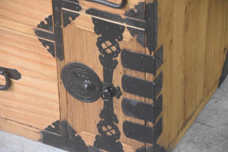 Antique Clothing Chest  Width:1060mm - Image 6