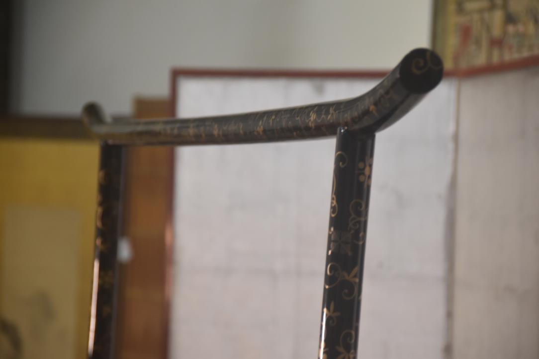 Japanese Lacquered Kimono Stand Width:1815mm - Image 7