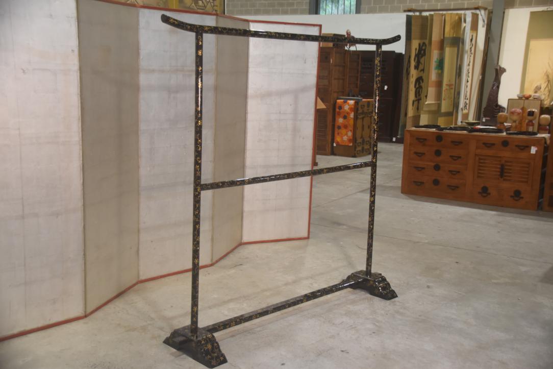 Japanese Lacquered Kimono Stand Width:1815mm - Image 6