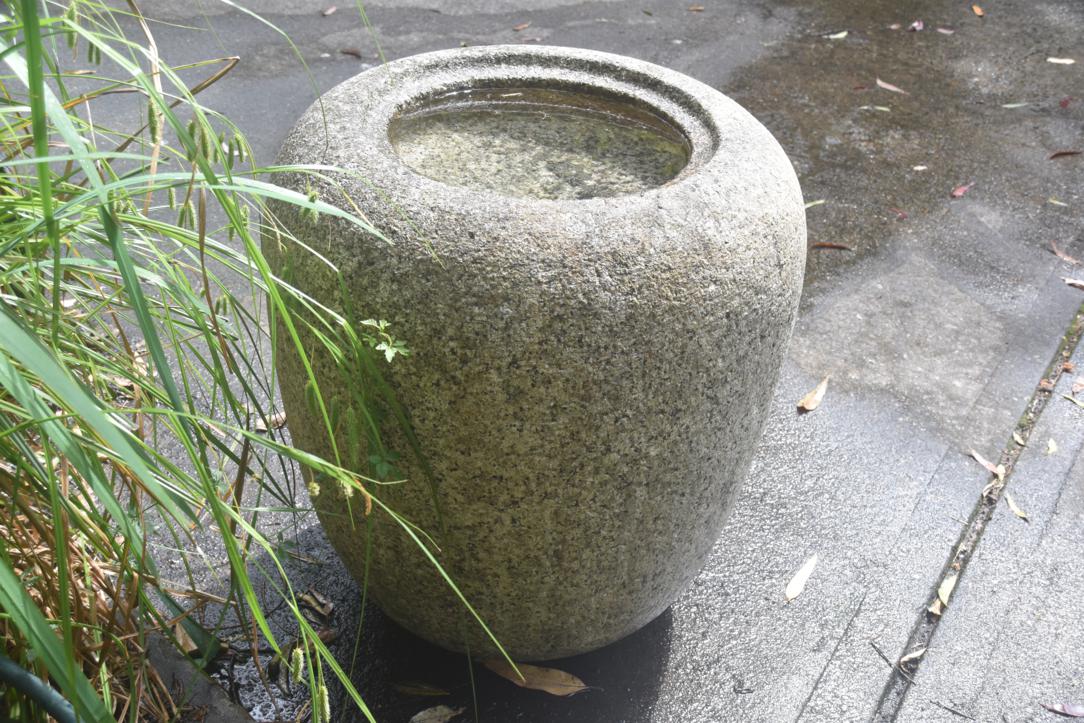 Antique Natsume (Tea Caddy) Granite Garden Basin Width:630mm - Image 4