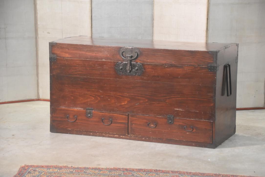 Lacquered Nagamochi Japanese storage Trunk