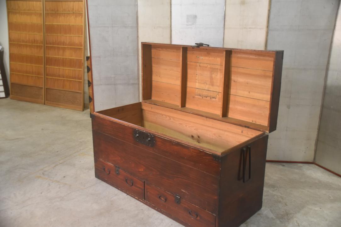 Lacquered Nagamochi Japanese storage Trunk - Image 8