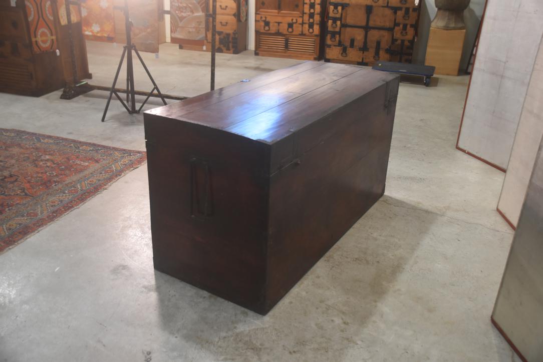 Lacquered Nagamochi Japanese storage Trunk - Image 6