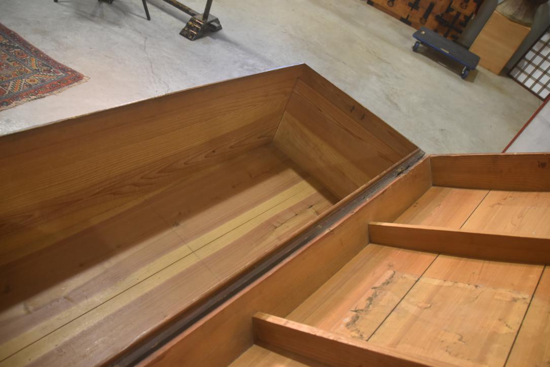 Lacquered Nagamochi Japanese storage Trunk - Image 5