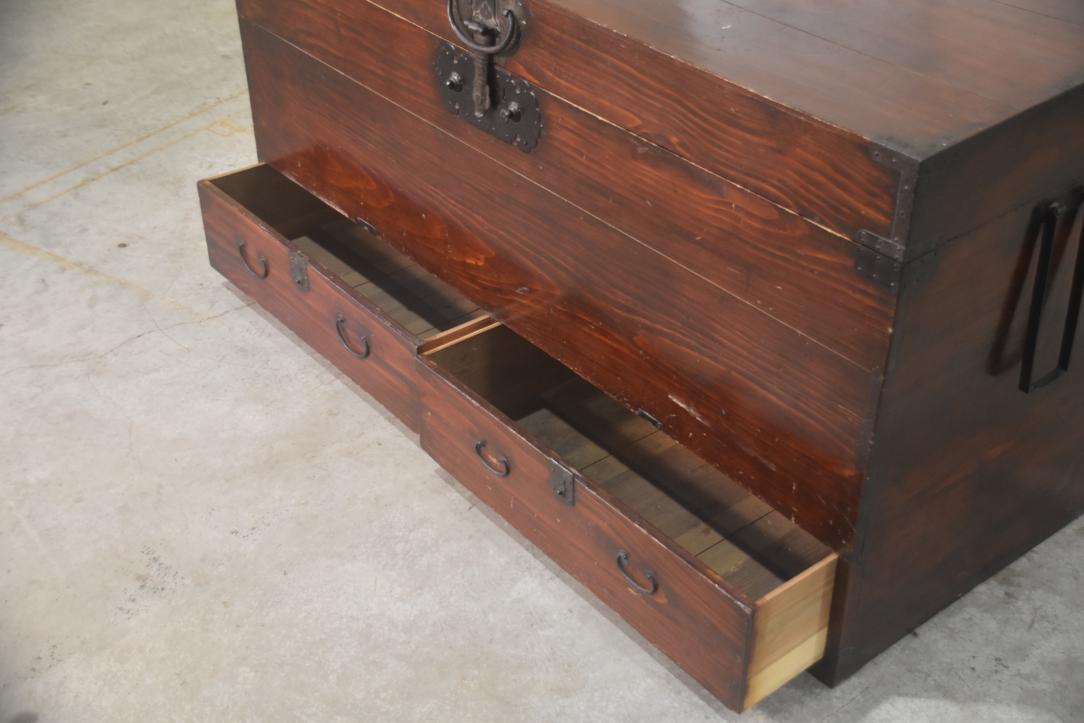 Lacquered Nagamochi Japanese storage Trunk - Image 4