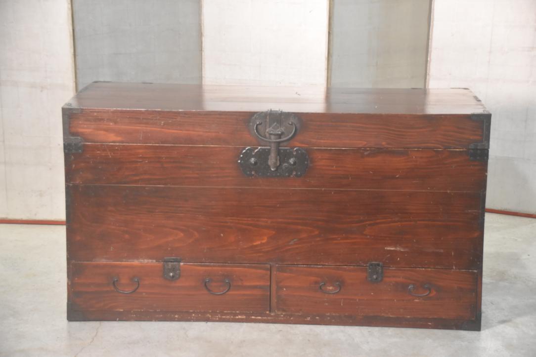 Lacquered Nagamochi Japanese storage Trunk - Image 3