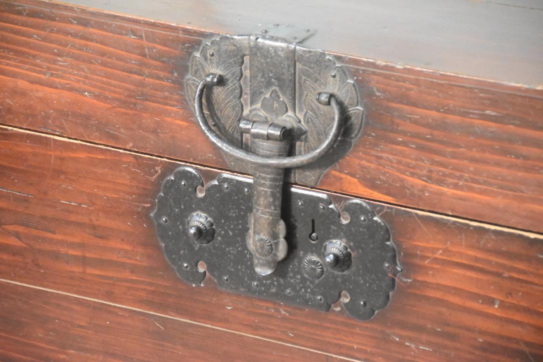 Lacquered Nagamochi Japanese storage Trunk - Image 2