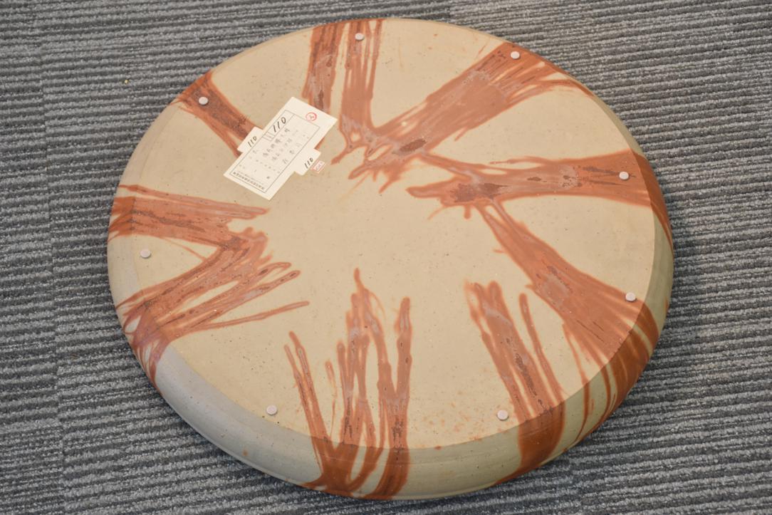 A substantial Japanese Bizen pottery platter showcasing the earthy tones and natural firing effects that define this celebrated ceramic tradition. Handcrafted using centuries-old techniques, it features a rustic surface and organic textures. Both functional and decorative, this impressive piece reflects the timeless beauty and craftsmanship of Bizen ware.