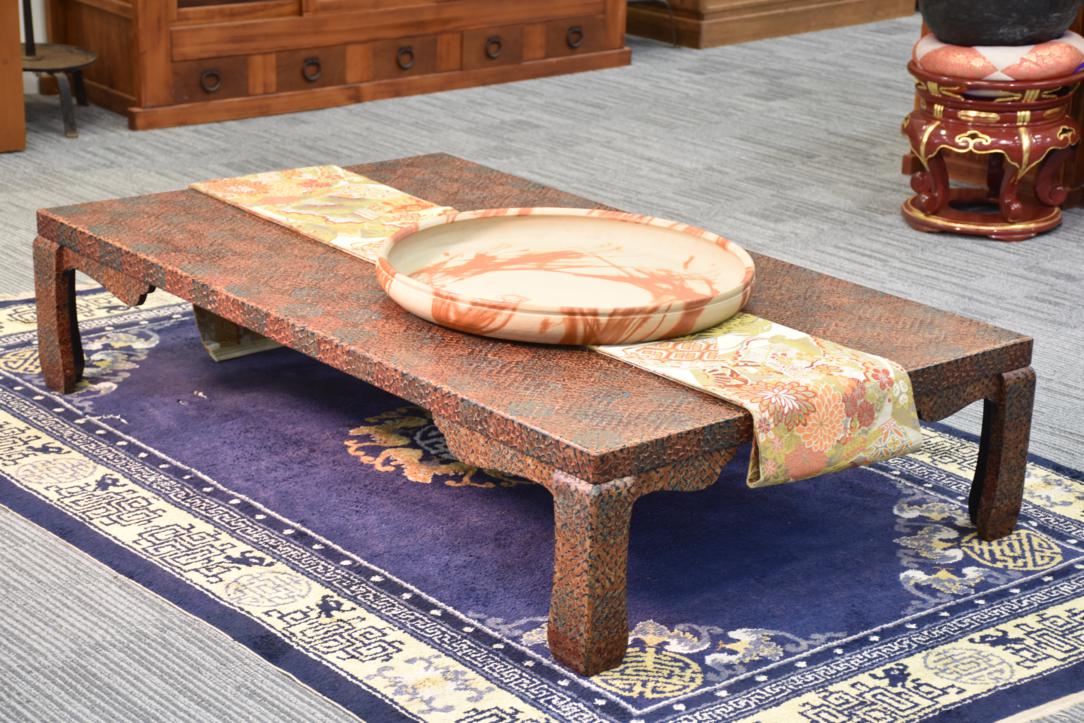 A substantial Japanese Bizen pottery platter showcasing the earthy tones and natural firing effects that define this celebrated ceramic tradition. Handcrafted using centuries-old techniques, it features a rustic surface and organic textures. Both functional and decorative, this impressive piece reflects the timeless beauty and craftsmanship of Bizen ware.