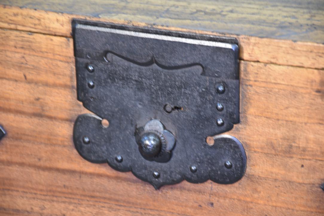 Antique 2 Section Campaign Chest (Clothing Chest) Width:935mm - Image 2
