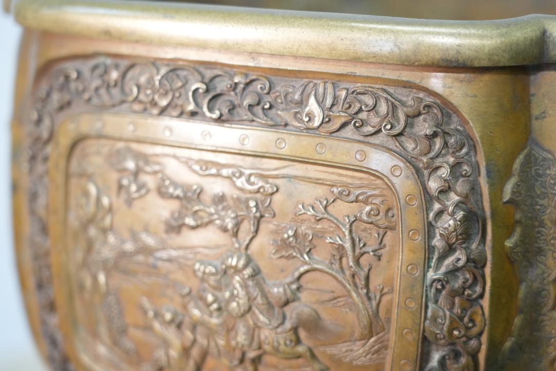 An Exceptional Japanese Cast Bronze Hibachi Width:350mm - Image 2