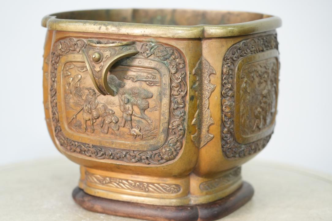 An Exceptional Japanese Cast Bronze Hibachi Width:350mm - Image 8