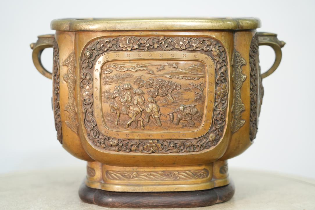 An Exceptional Japanese Cast Bronze Hibachi Width:350mm - Image 6