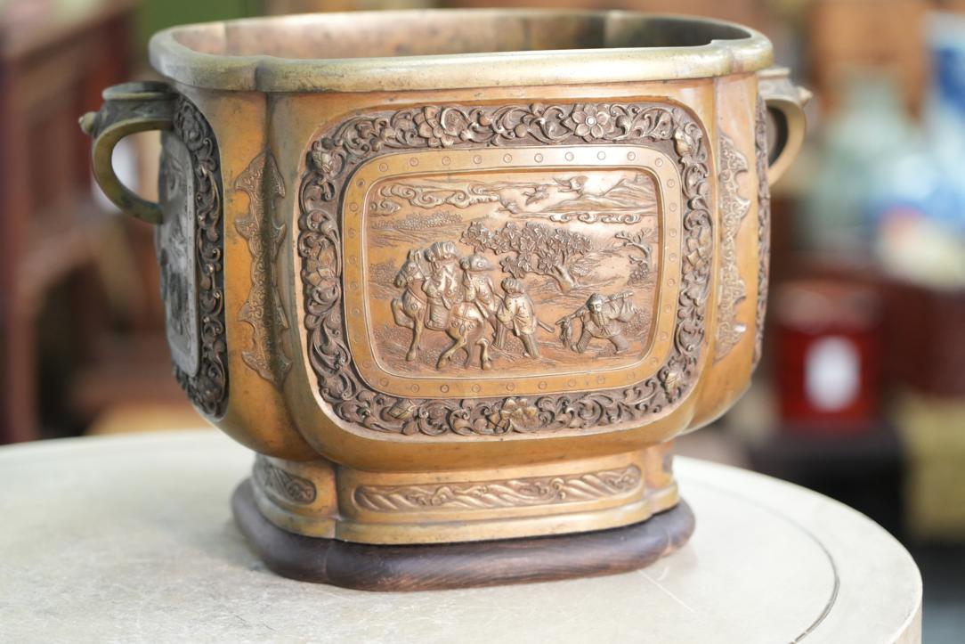 An Exceptional Japanese Cast Bronze Hibachi Width:350mm - Image 5