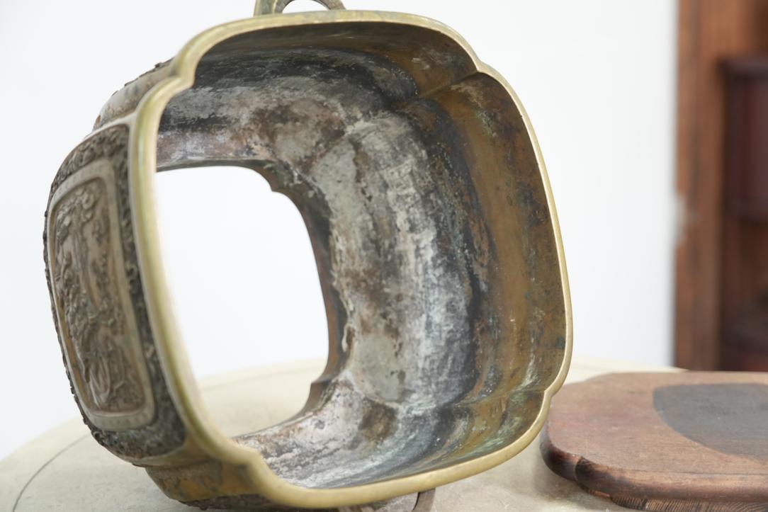 An Exceptional Japanese Cast Bronze Hibachi Width:350mm - Image 3